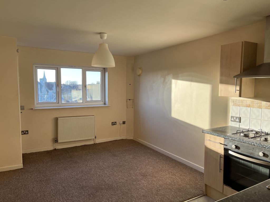 Lot: 22 - ONE-BEDROOM FLAT FOR INVESTMENT OR OCCUPATION - Kitchen/Living room with magnolia walls an beige carpets